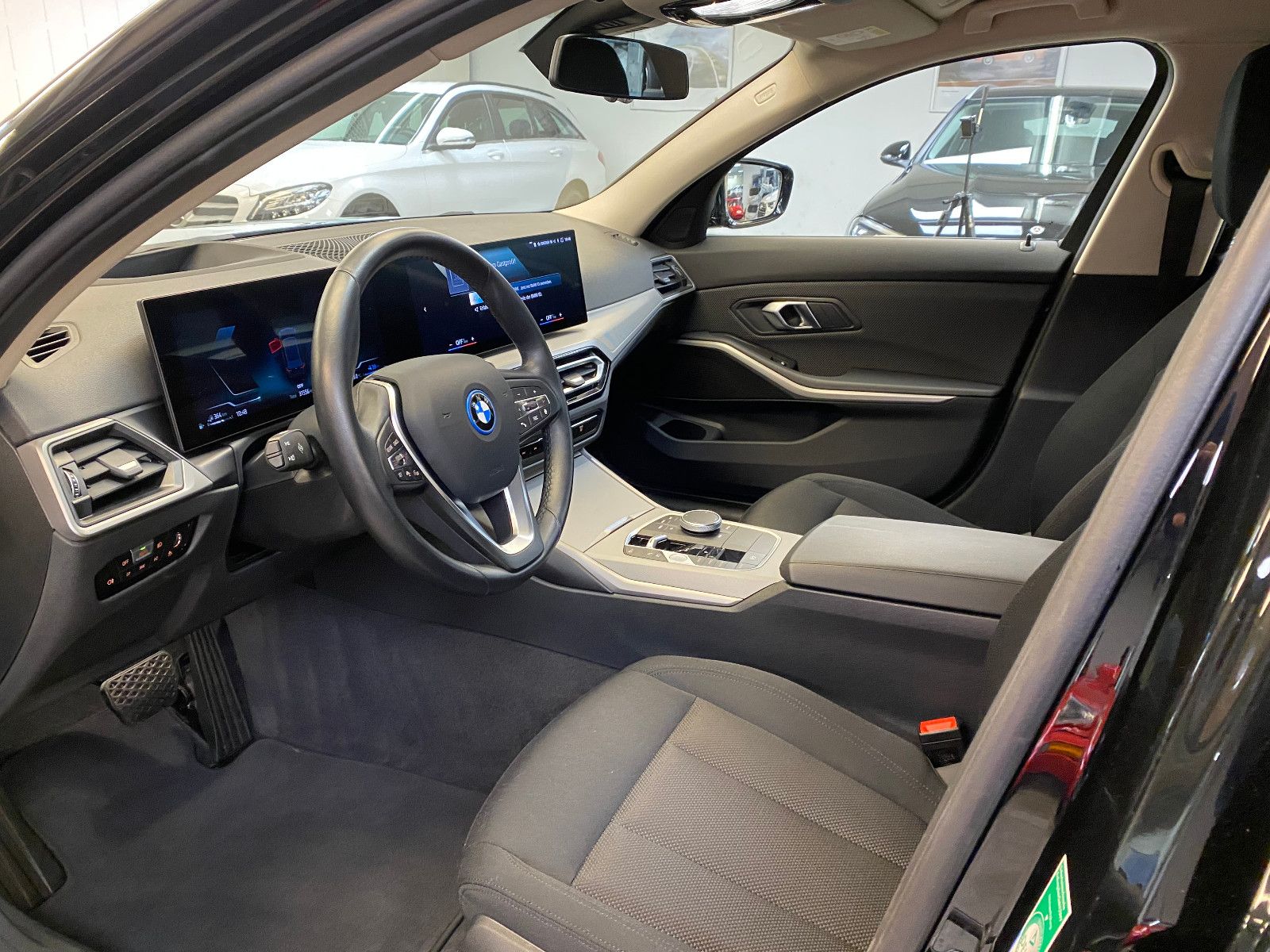 BMW 330e Touring - Samsaru's Car Outlet