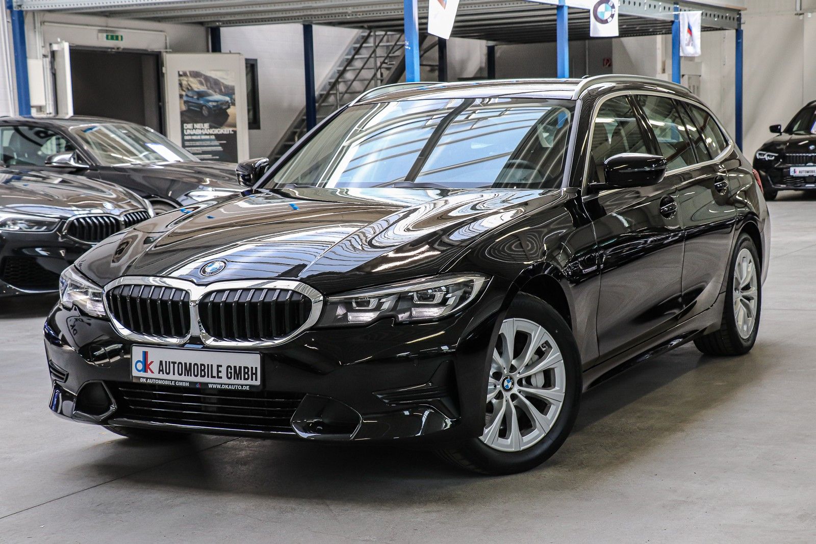 BMW 330i Touring Advantage - Samsaru's Car Outlet