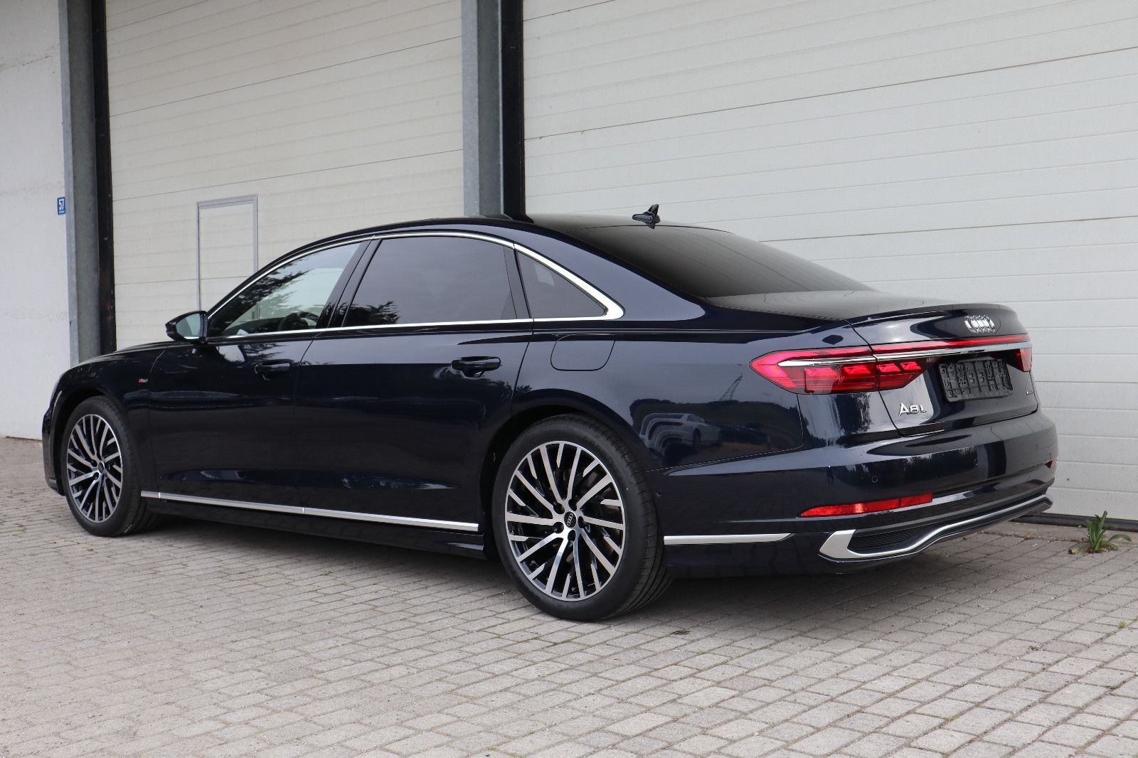 Audi A8L 60 TFSIe lang S-LINE - Samsaru's Car Outlet