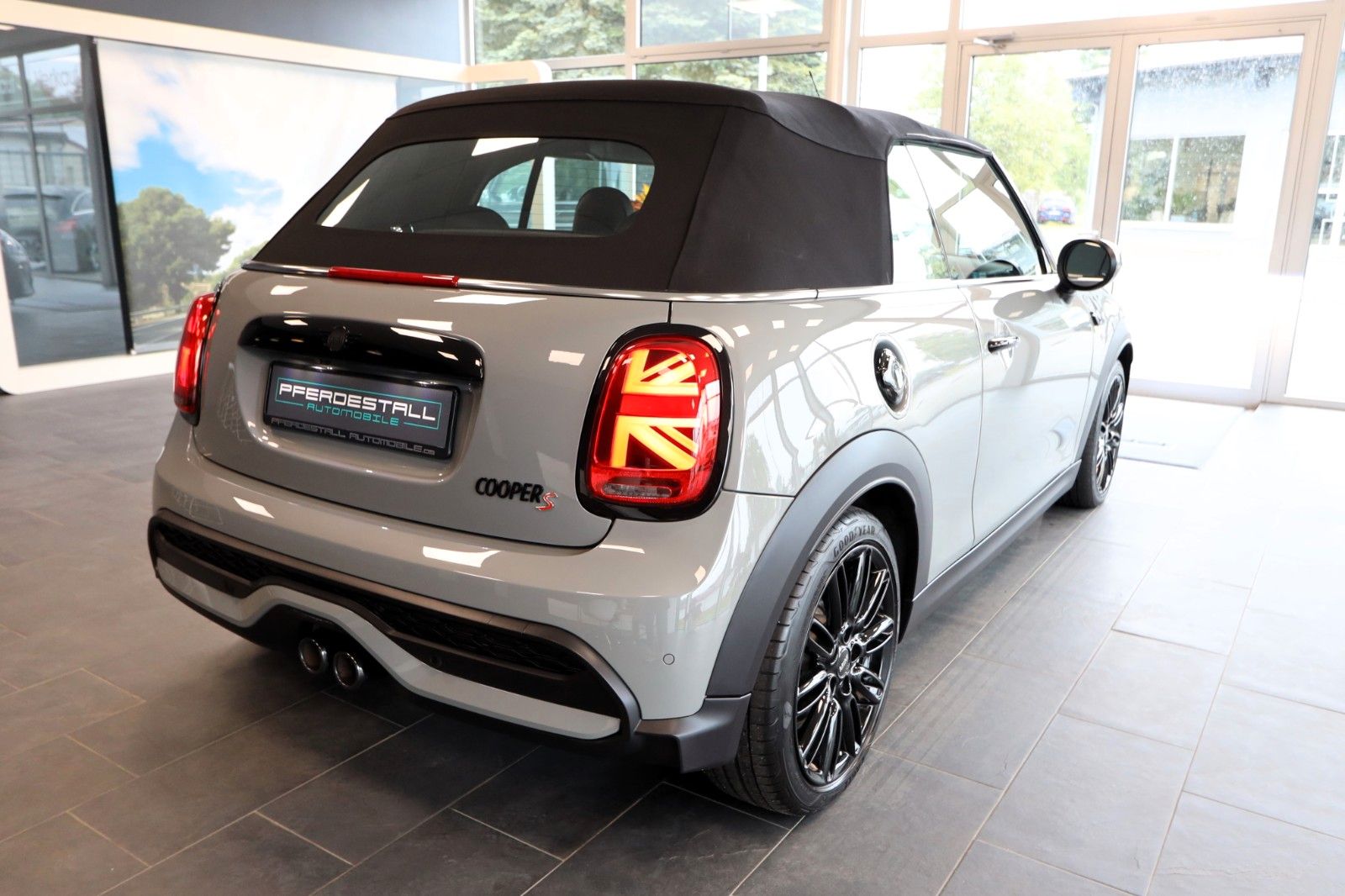 MINI Cooper S Cabrio Classic - Samsaru's Car Outlet