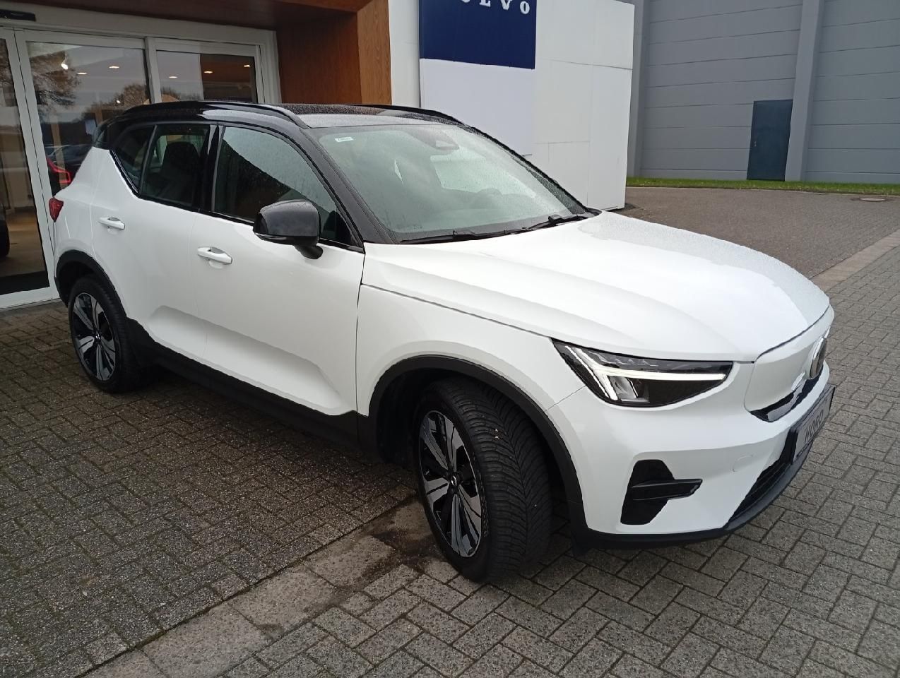 Volvo XC40 Twin Core Pure Electric AWD/AHK/GJR/Wärmepu