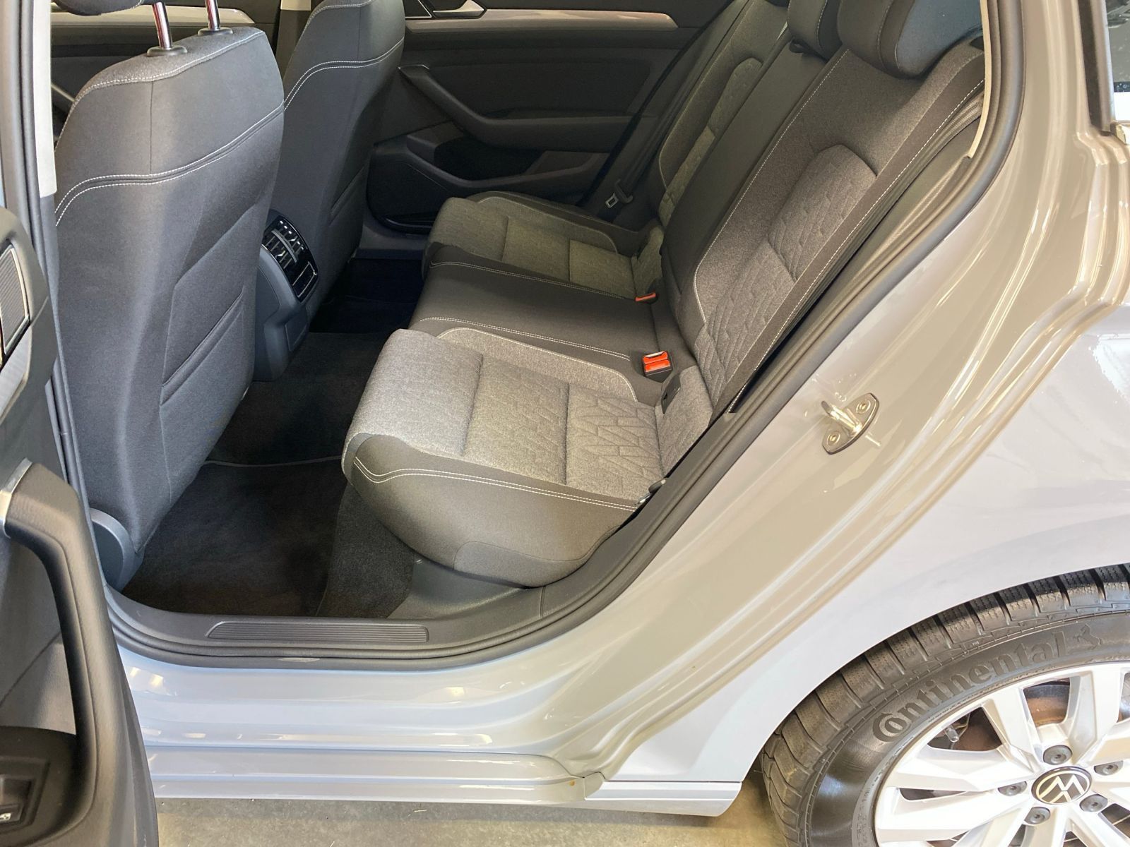 Volkswagen Passat Variant 2.0 TDI Business - Samsaru's Car Outlet