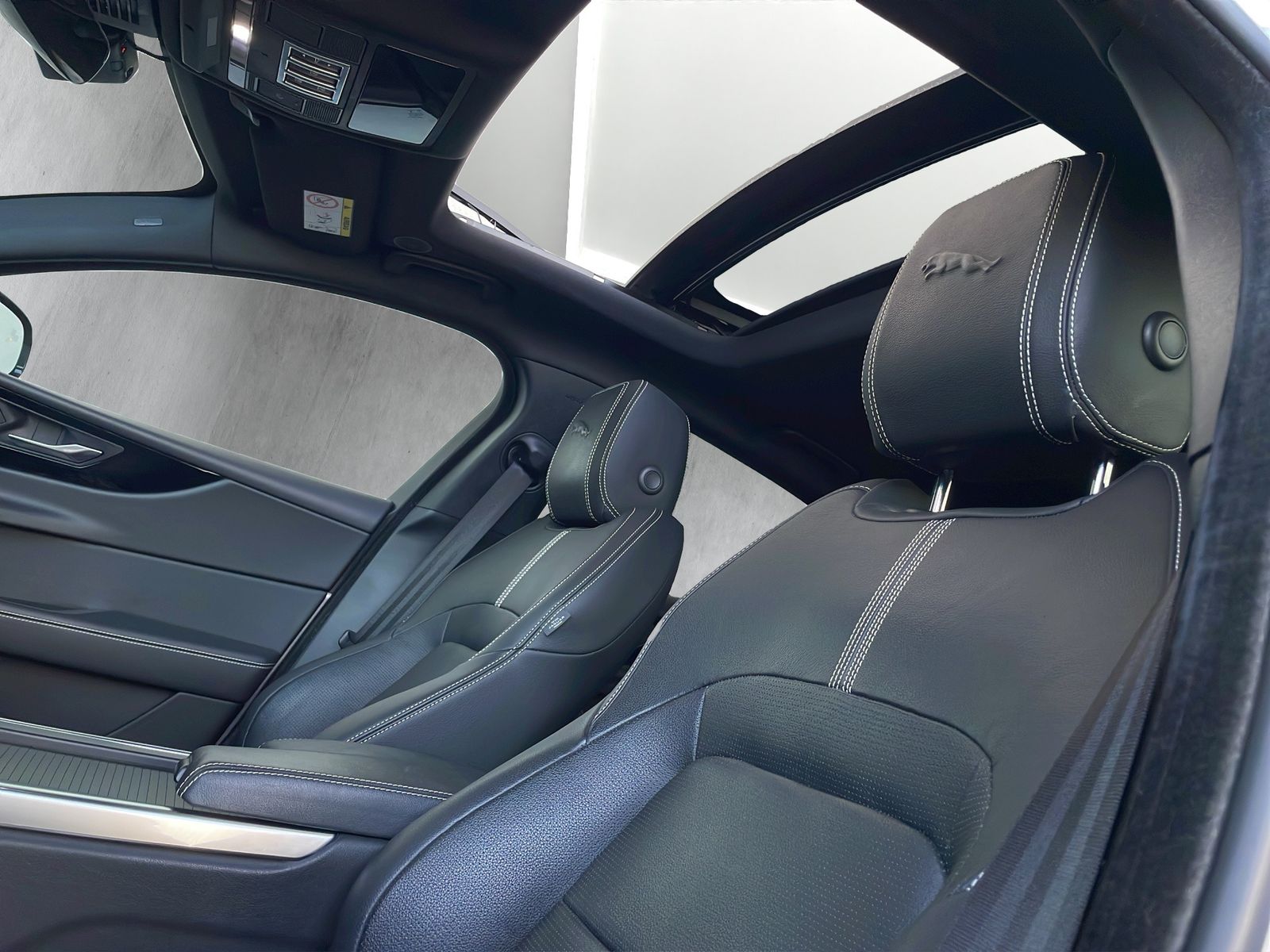 Jaguar XE P300*R-Dynamic*Black AWD*360° KAMERA*PANO*LED