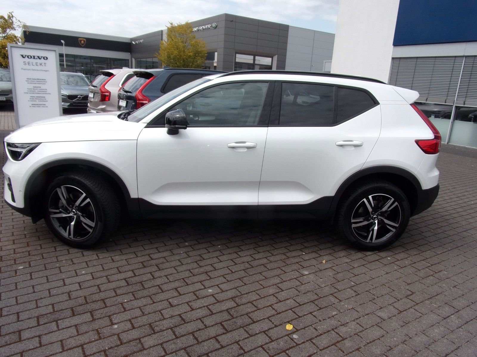Volvo XC 40 B3 Plus Dark 2WD - Samsaru's Car Outlet