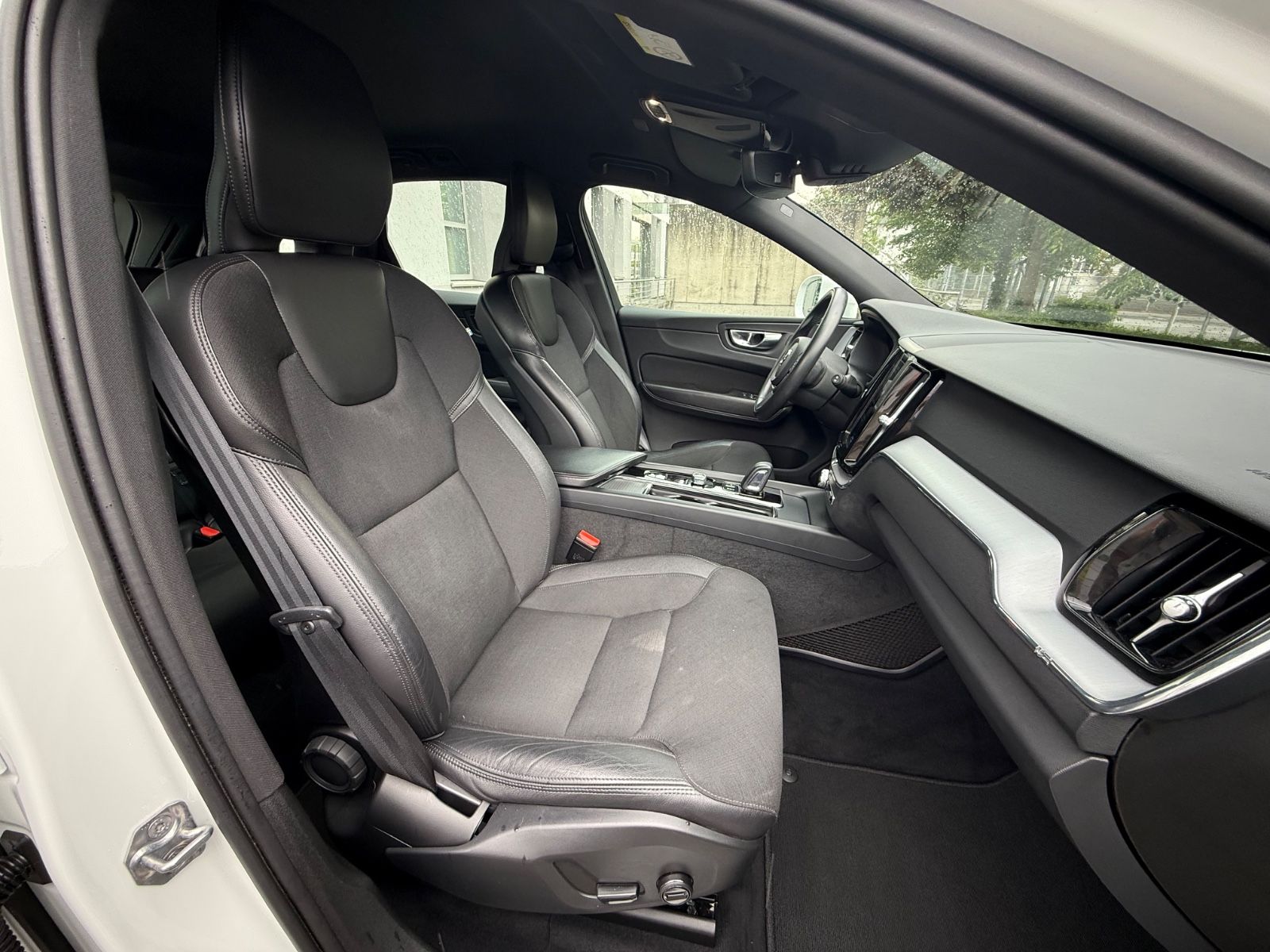 Volvo XC60 Momentum Pro AWD - Samsaru's Car Outlet