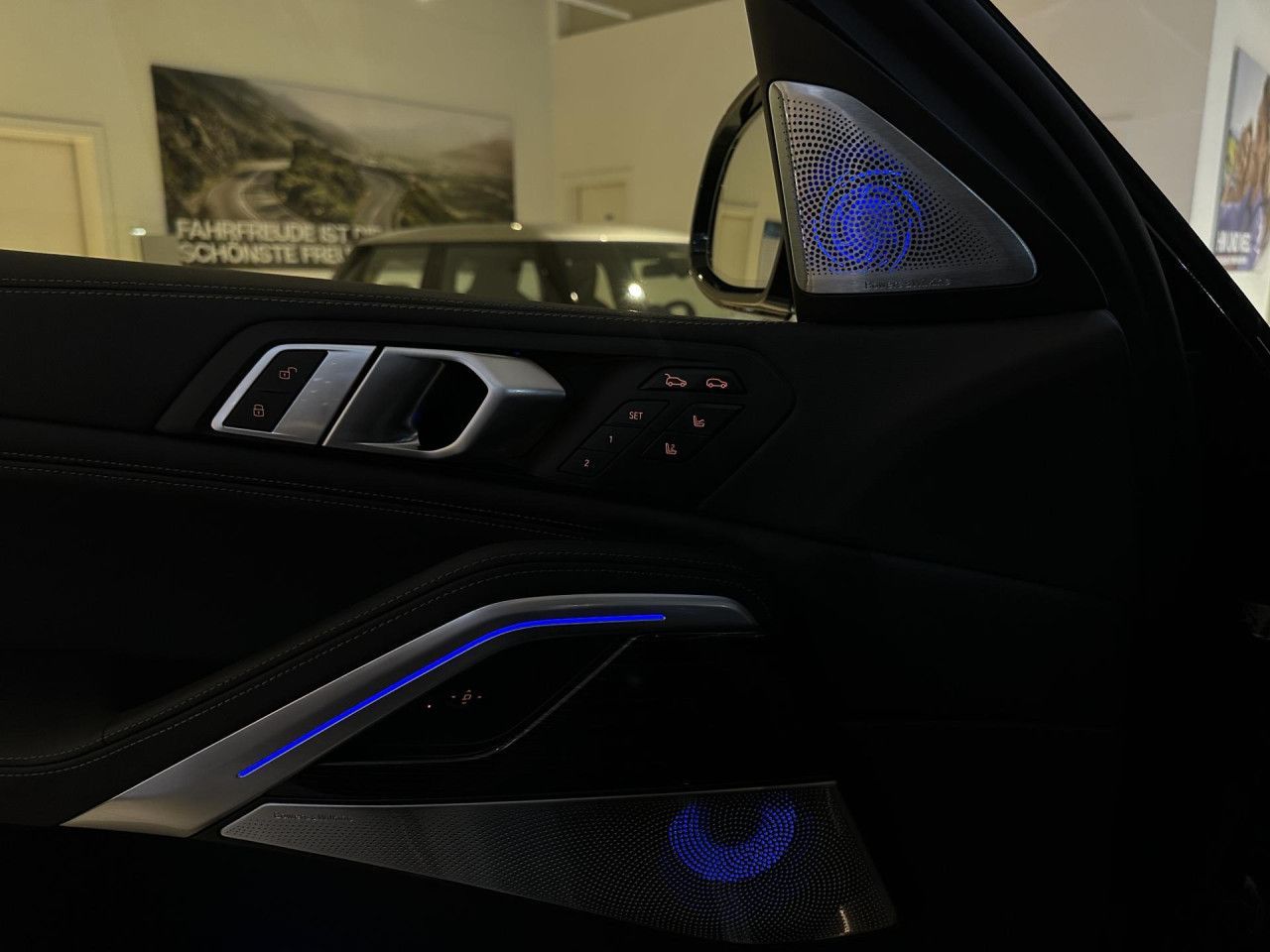 BMW X6 xDrive40d M Sport Pro Bowers Massage AHK 22"