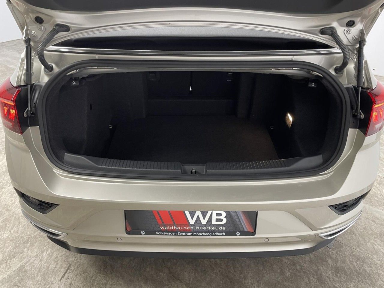 Volkswagen T-Roc 1.5 TSI DSG R-Line - Samsaru's Car Outlet