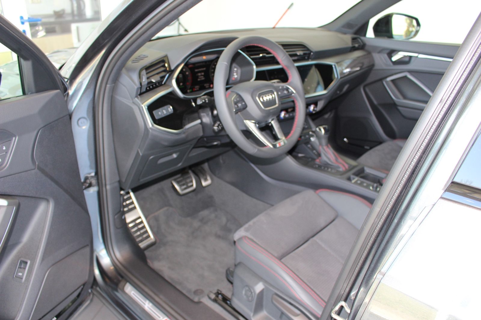 Audi Q3 S line S 40 TFSI quattro S tronic AHK Matrix