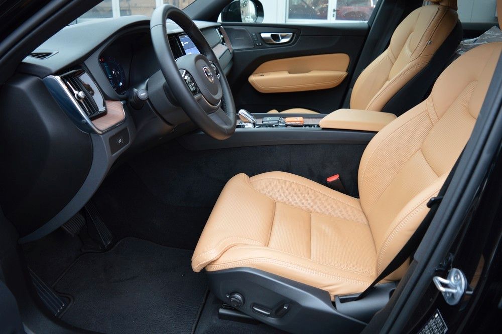 Volvo XC60 B4 D AWD Plus Dark Auto *Nappa Amber+AHK+WR