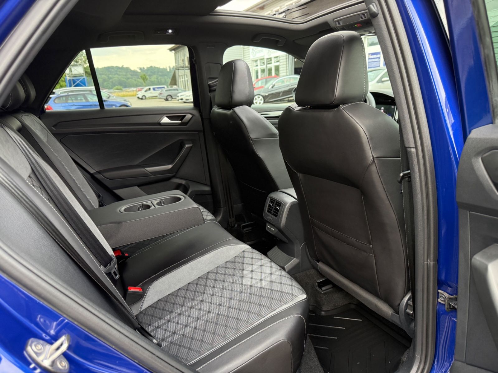 Volkswagen T-Roc TDI R-Line - Samsaru's Car Outlet