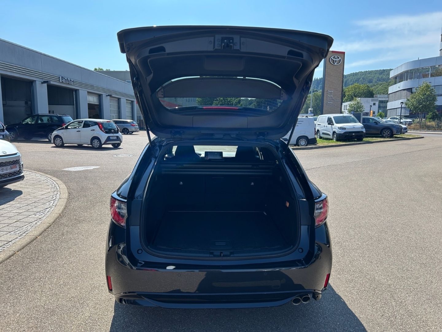 Toyota Corolla Touring Sports 2.0l Hybrid - Samsaru's Car Outlet