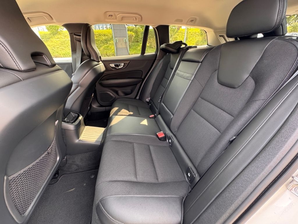 Volvo V60 R-Design Expression Recharge Plug-In Hybrid