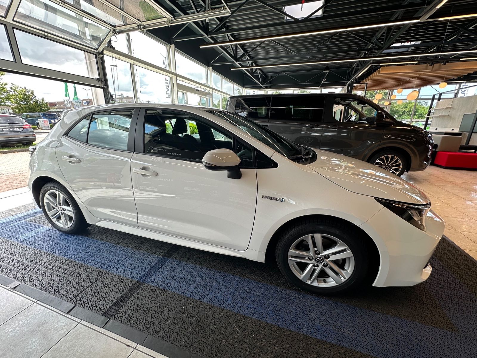 Toyota Corolla Hybrid Club - Samsaru's Car Outlet