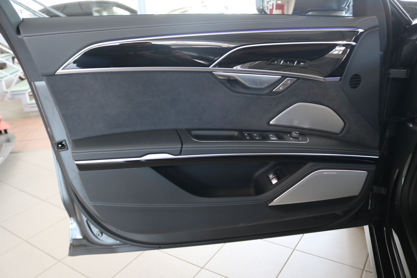 Audi A8 L 60 TFSI e Lang S line - Samsaru's Car Outlet