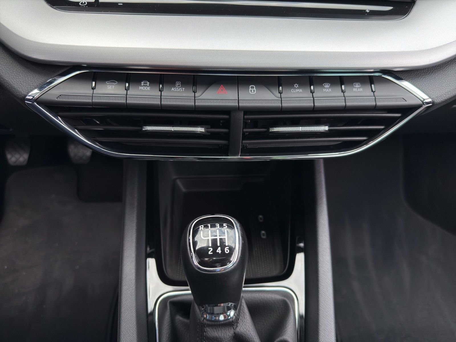Skoda Octavia Combi 2.0 TDI Style - Samsaru's Car Outlet
