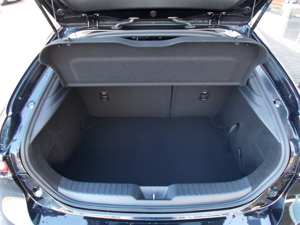 Mazda 3 Exclusive-Line X-186 AT DASO DESI NAVI ACAA SH