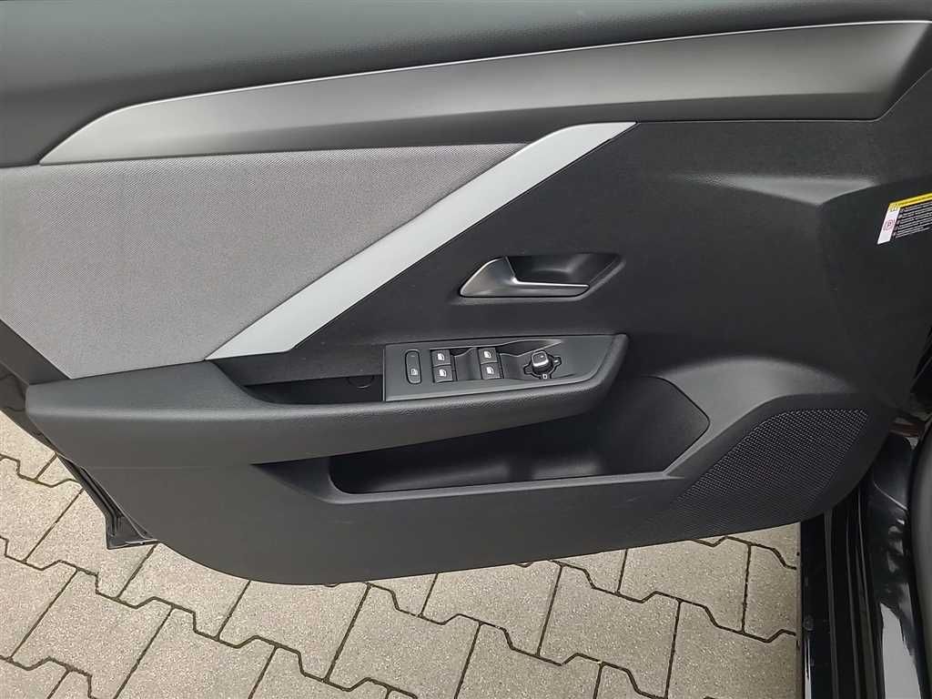 Opel Astra L 1.2 Business Edition - Samsaru's Car Outlet