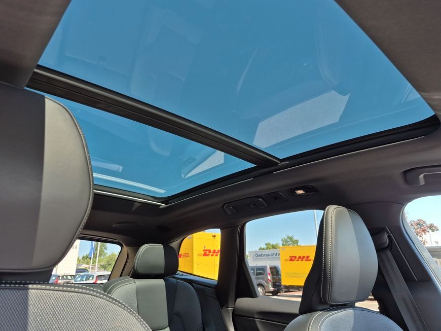 Volvo XC60 T8 AWD Plug-in Hybrid Ultra Black Edition - Samsaru's Car Outlet