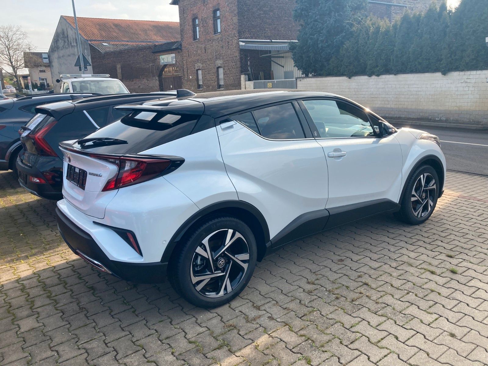 Toyota C-HR 2.0-l-VVTi Hybrid - Samsaru's Car Outlet