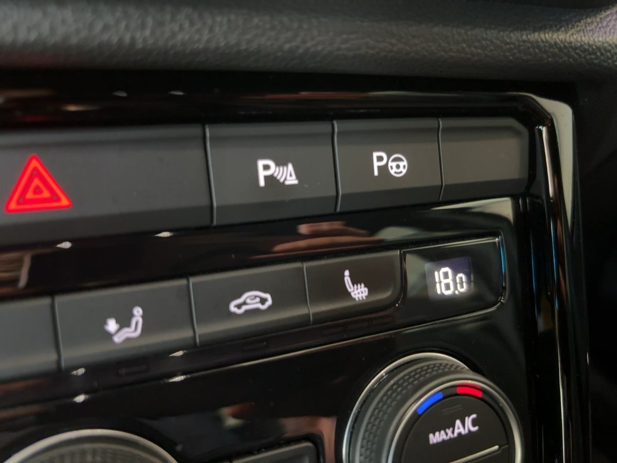 Volkswagen T-Roc 1.5 TSI Sport - Samsaru's Car Outlet