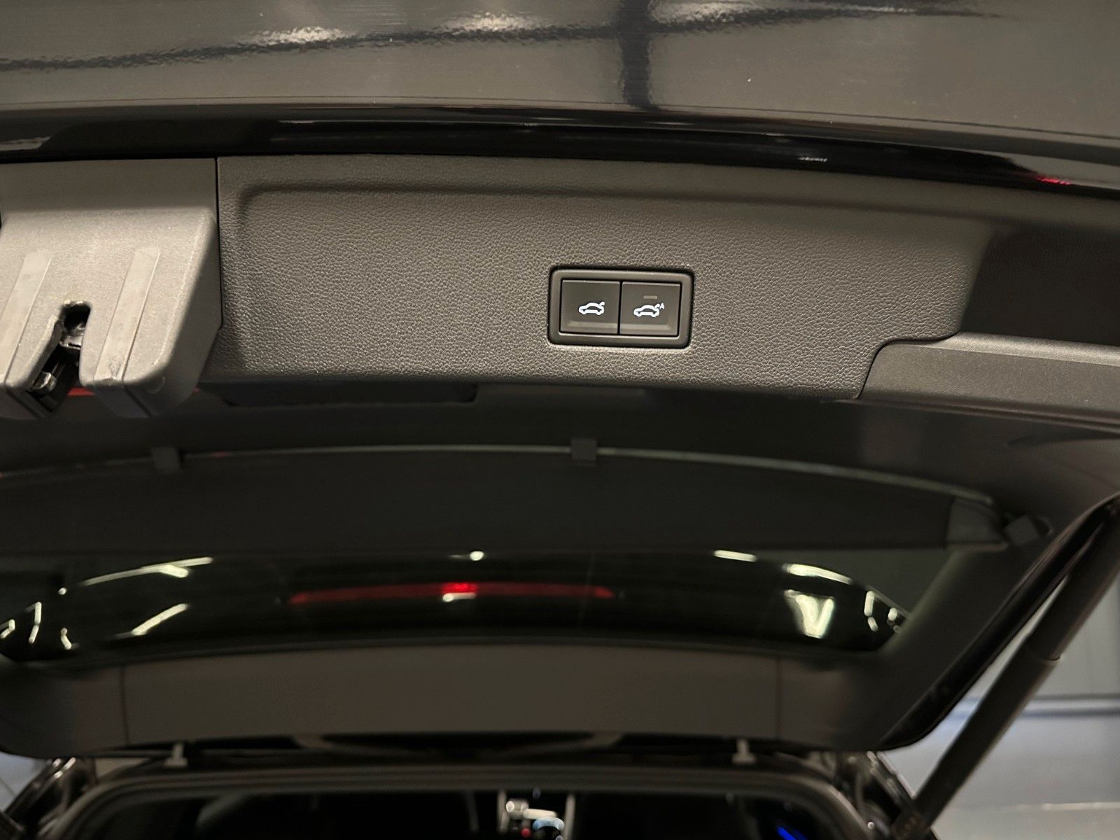 Volkswagen Touareg R-Line - Samsaru's Car Outlet