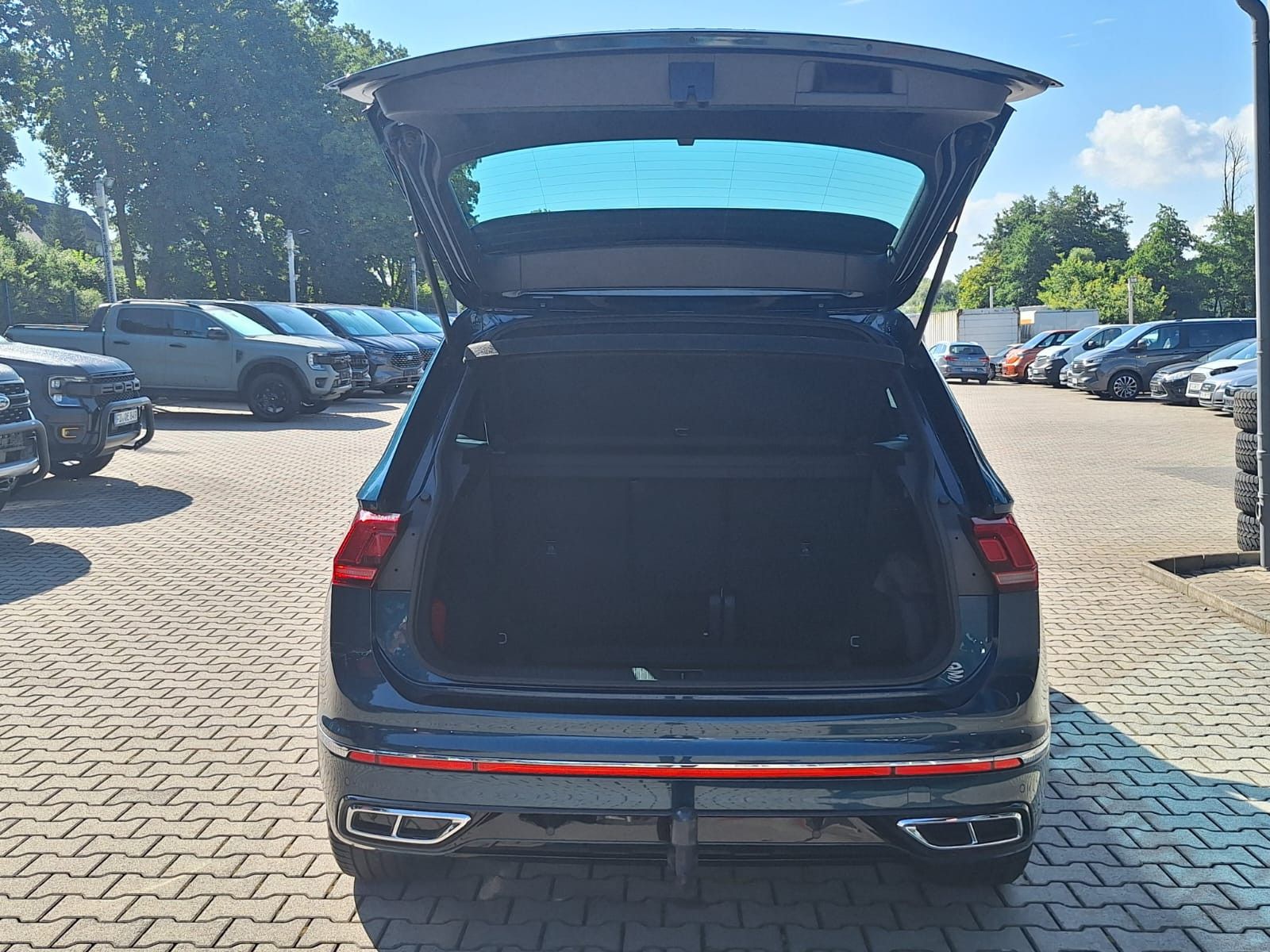 Volkswagen Tiguan R-Line 4Motion DSG - Samsaru's Car Outlet