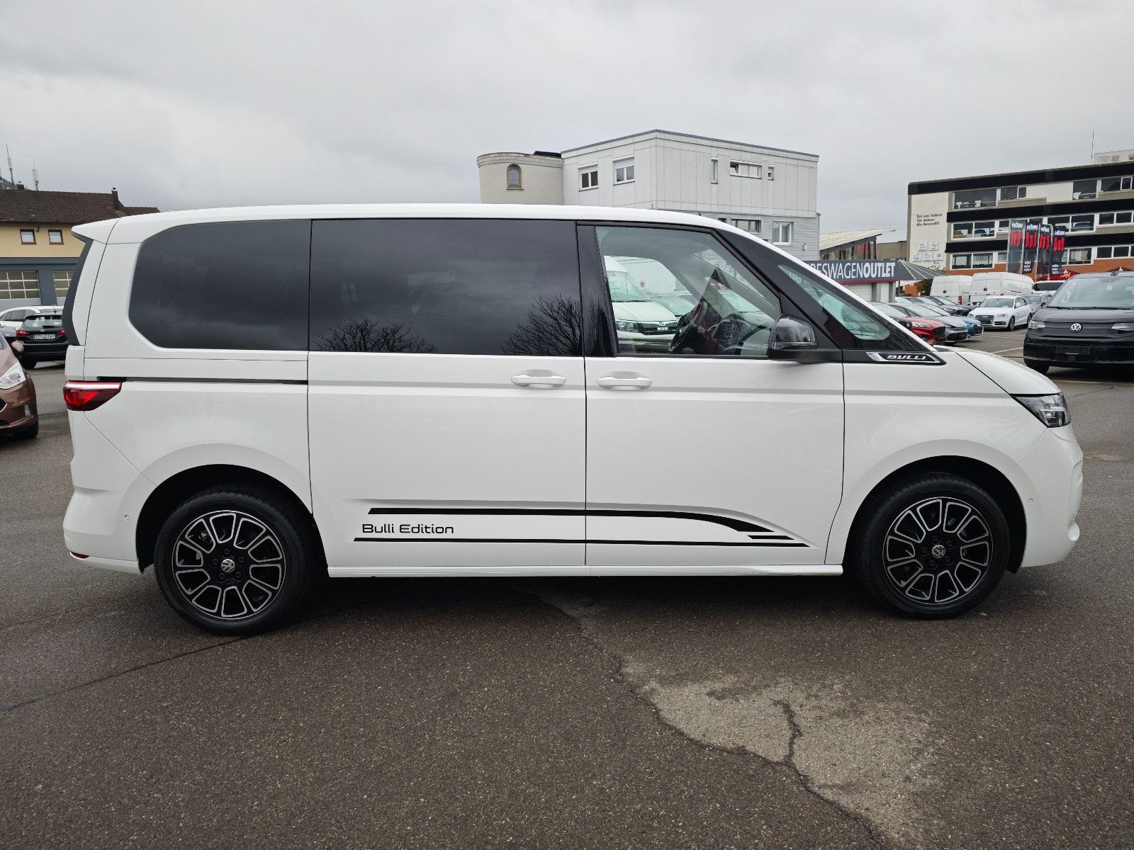 Volkswagen T7 Multivan Life - Samsaru's Car Outlet