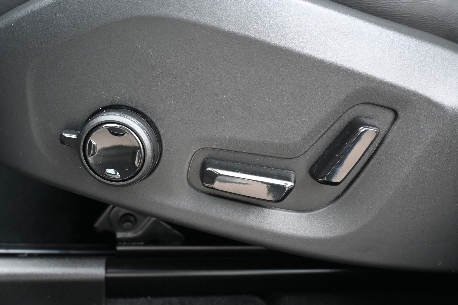 Volvo XC60 B5 Benzin AWD Plus Dark*FSHZG*360°*ACC*AHK