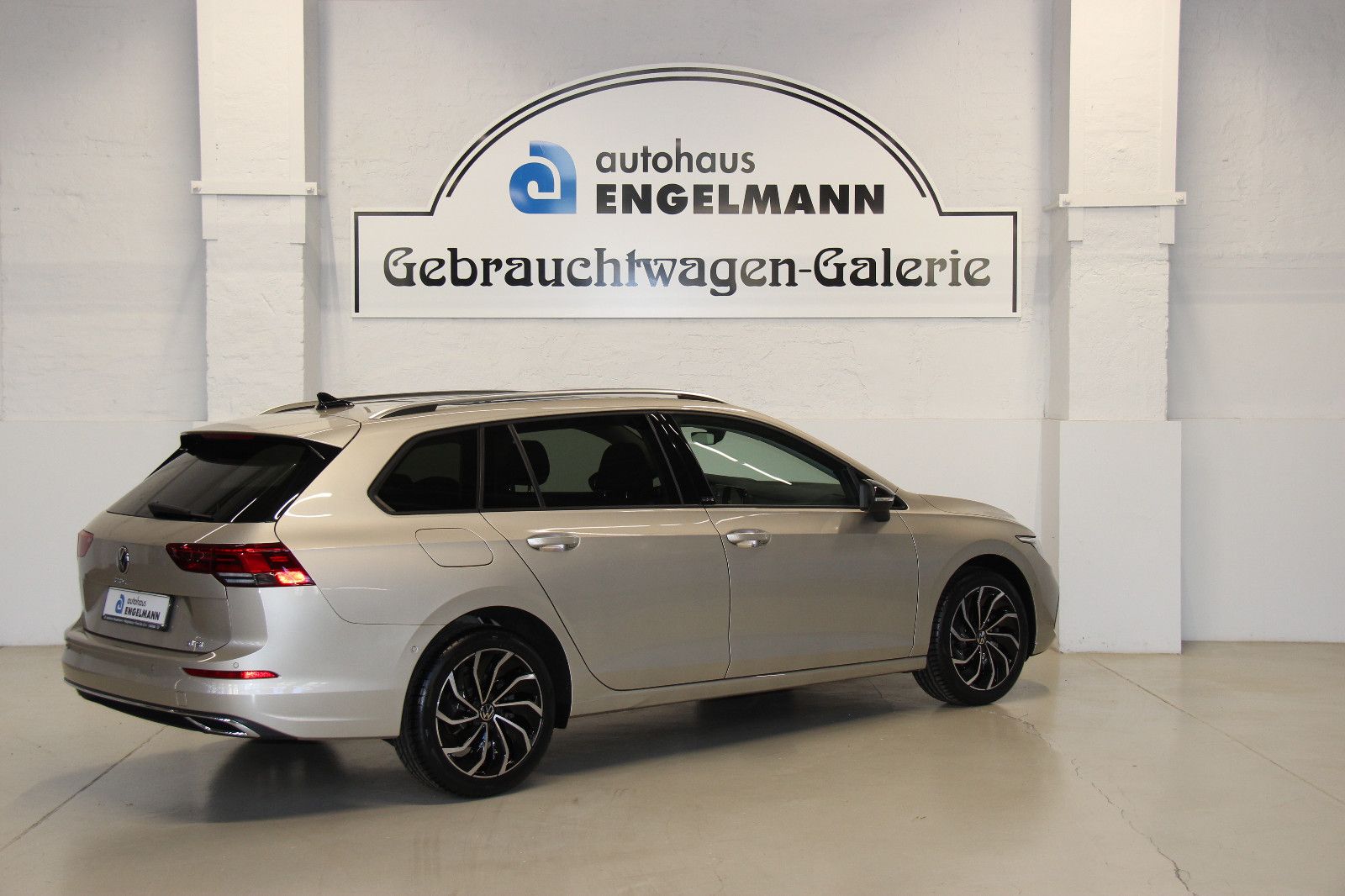 Volkswagen Golf 8 Variant 1.5 eTSI DSG - Samsaru's Car Outlet