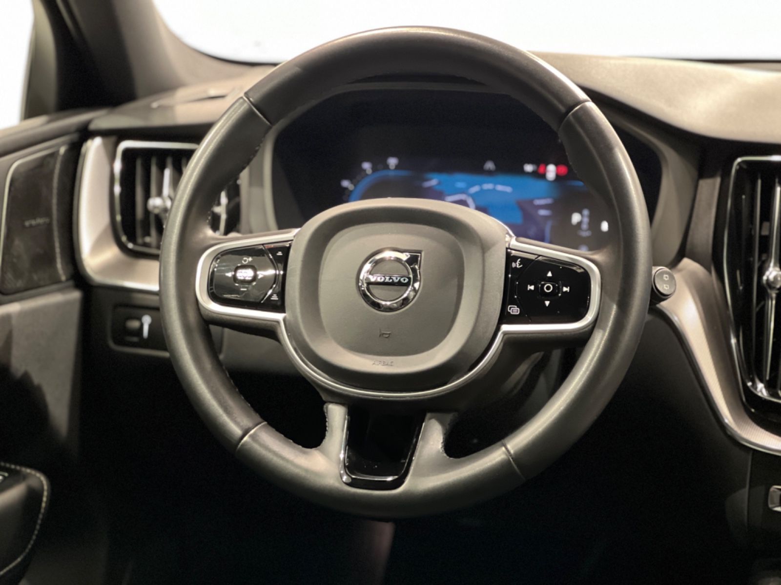 Volvo XC60 R Design AWD - Samsaru's Car Outlet