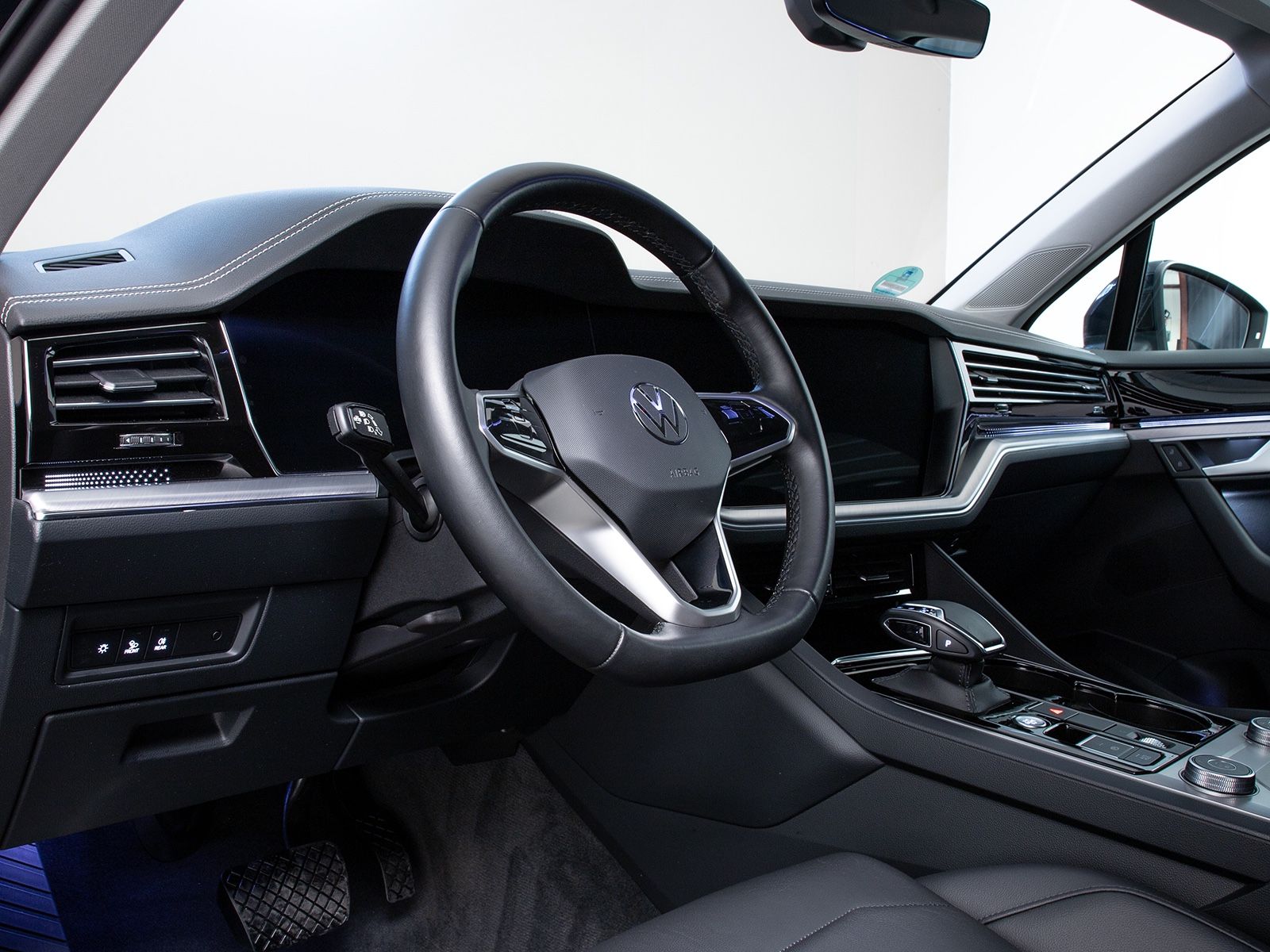 Volkswagen Touareg R-Line - Samsaru's Car Outlet