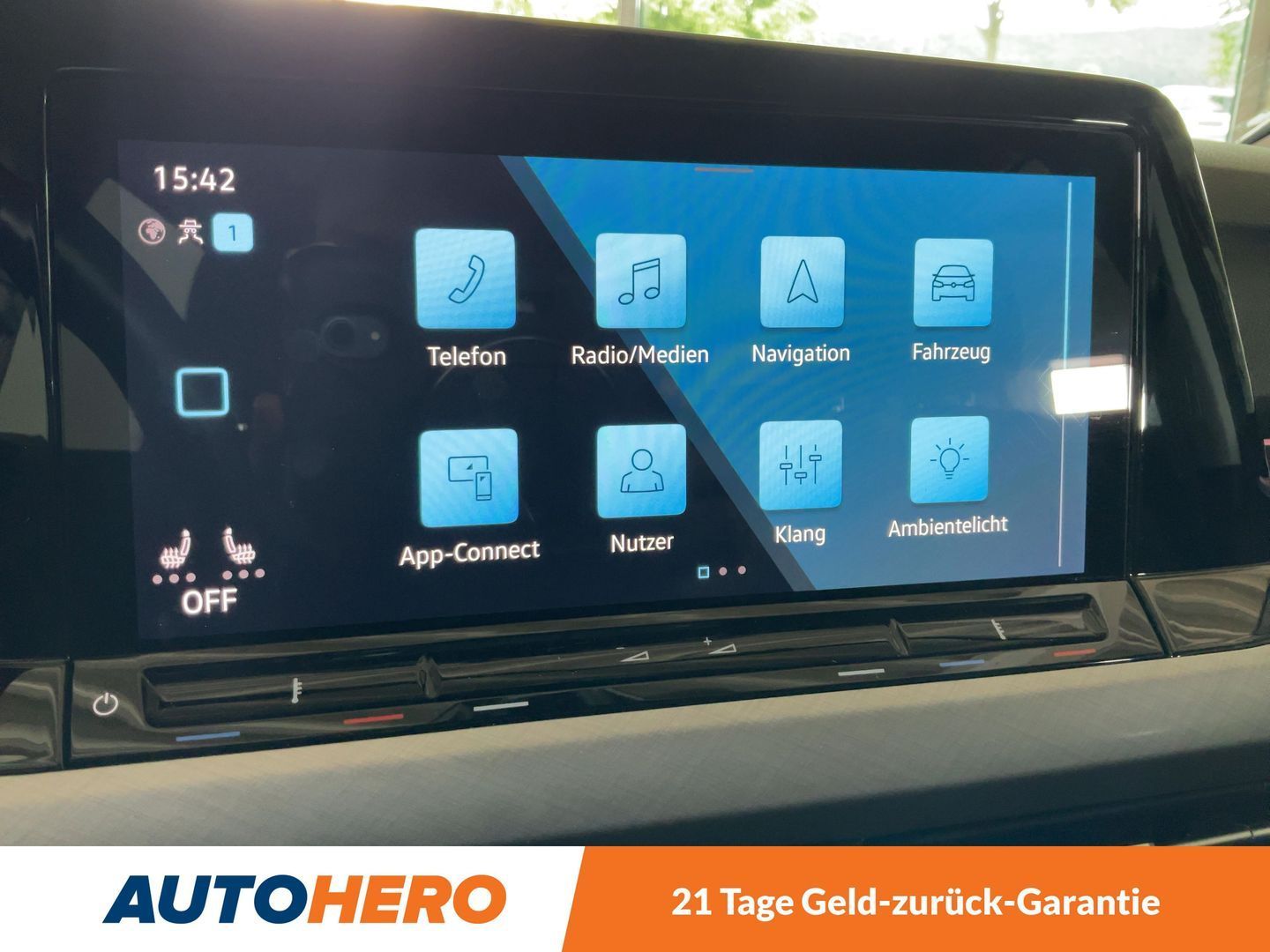 Volkswagen Golf VIII 1.5 TSI ACT Life - Samsaru's Car Outlet