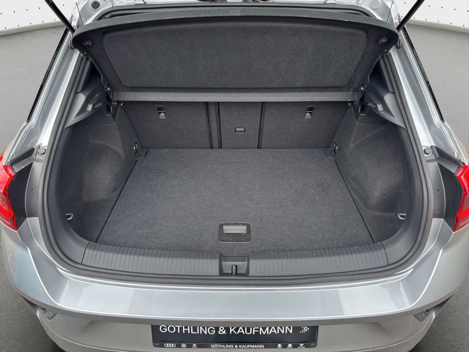 Volkswagen T-Roc R-Line 1.5 TSI - Samsaru's Car Outlet