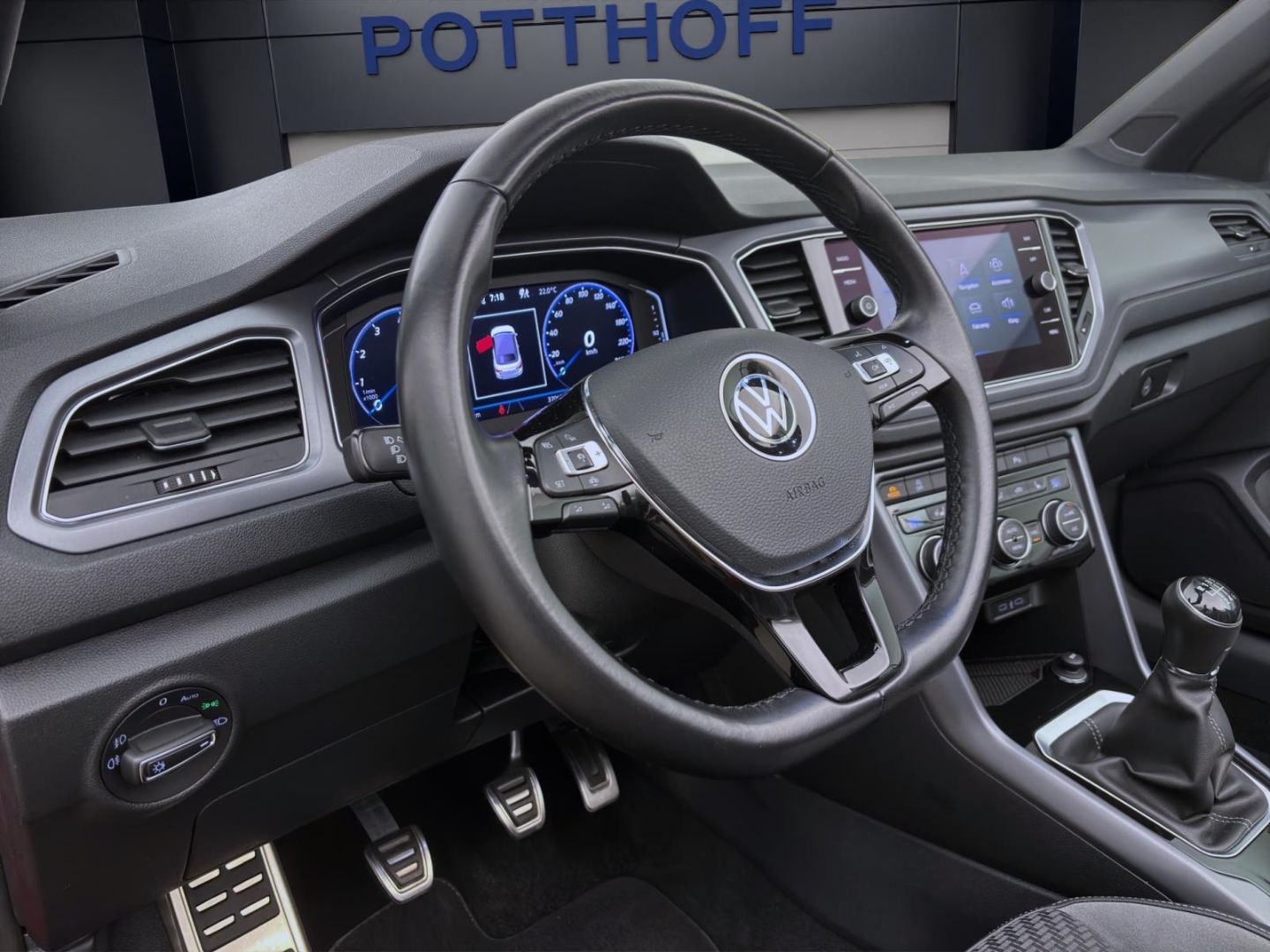 Volkswagen T-Roc 1.5 TSI R-LINE - Samsaru's Car Outlet