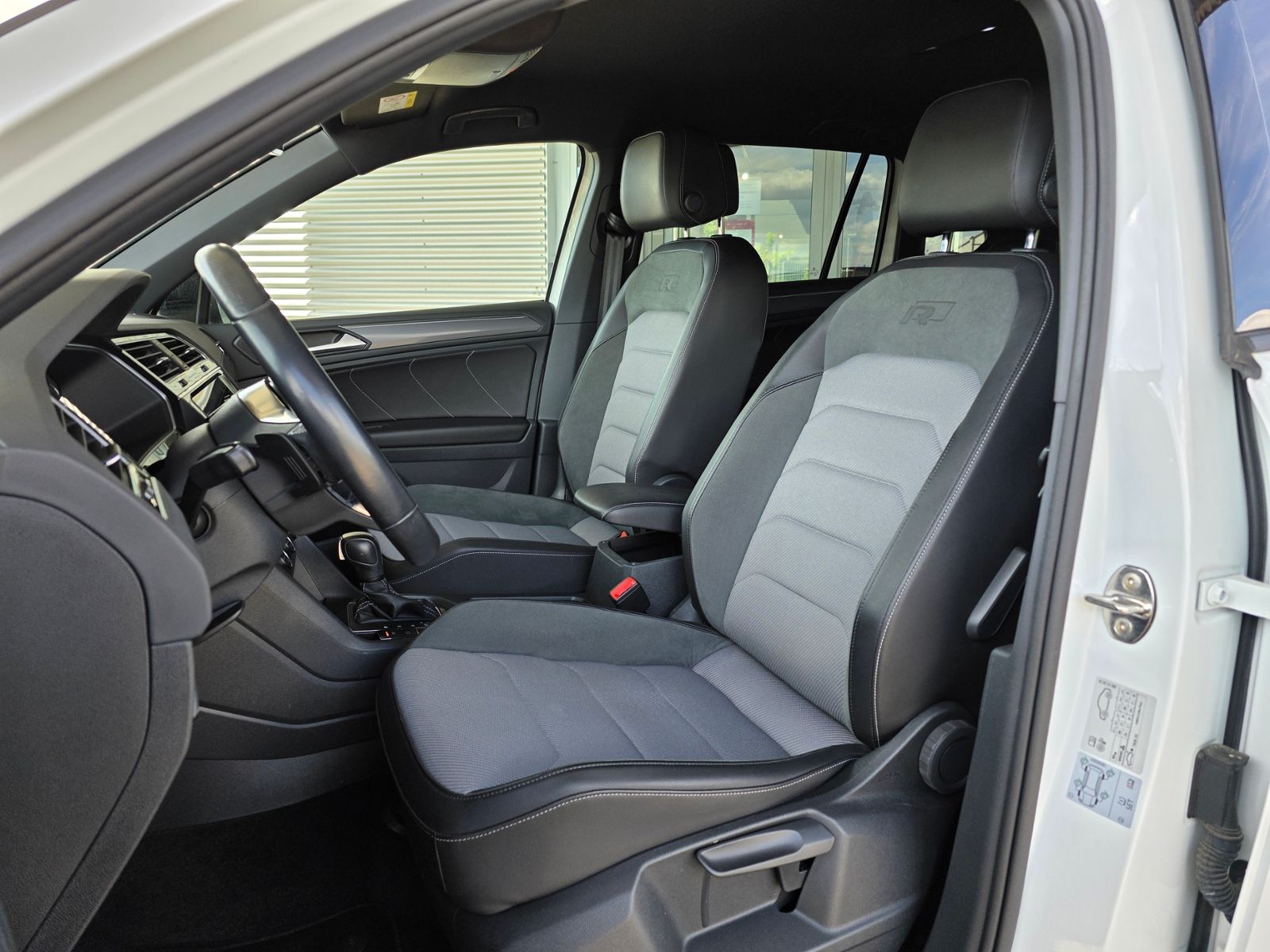 Volkswagen Tiguan 2.0 TSI DSG 4M R-Line - Samsaru's Car Outlet