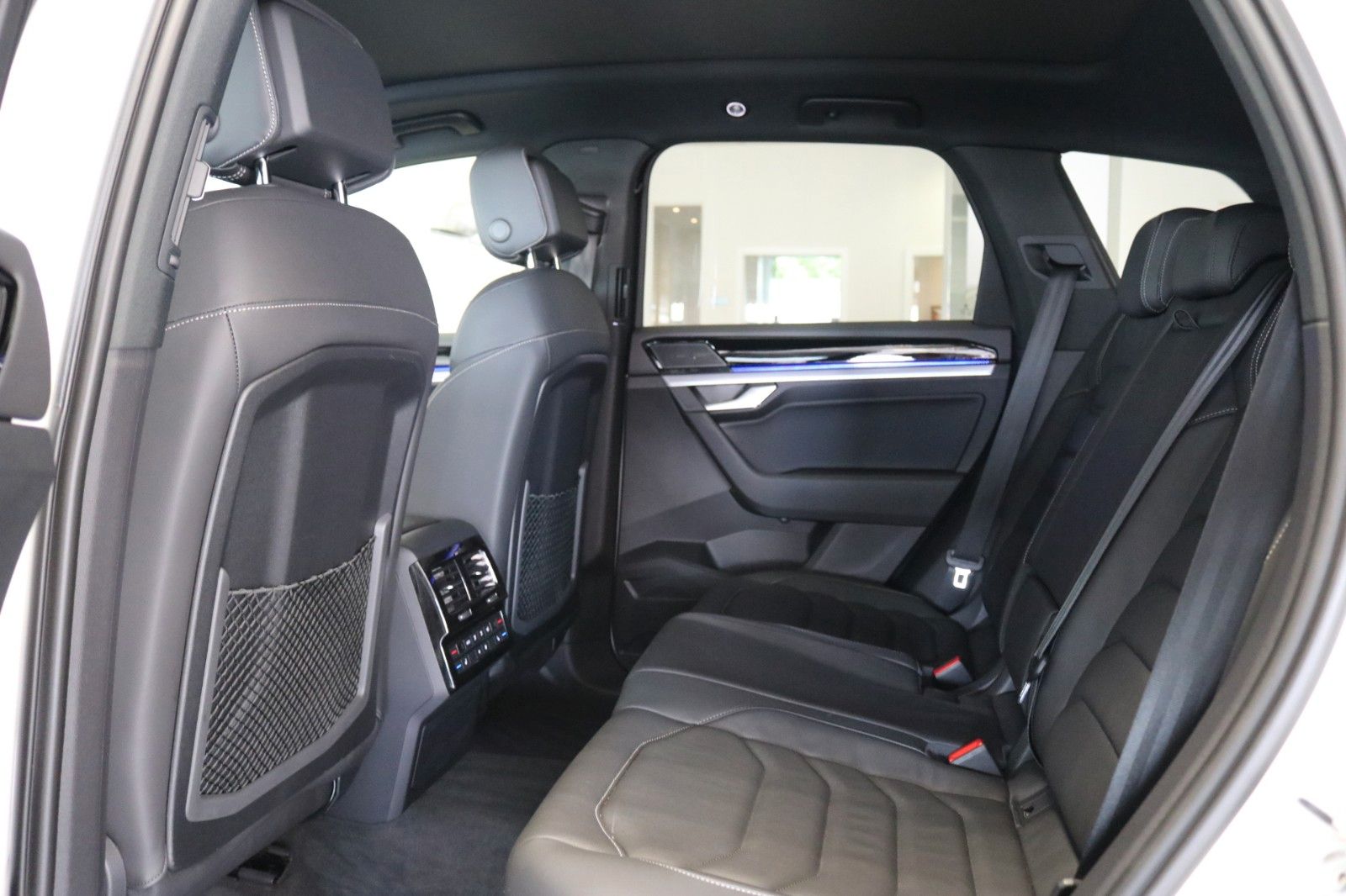 Volkswagen Touareg 2x R-Line Black - Samsaru's Car Outlet
