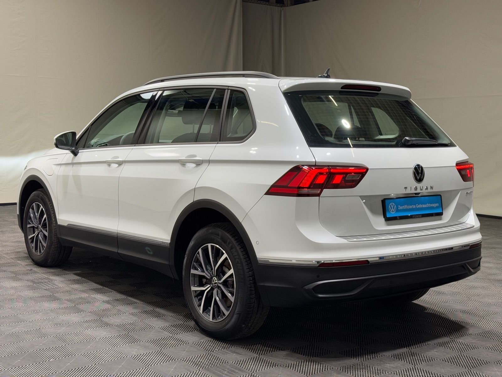 Volkswagen Tiguan Life 1.4 TSI eHybrid - Samsaru's Car Outlet