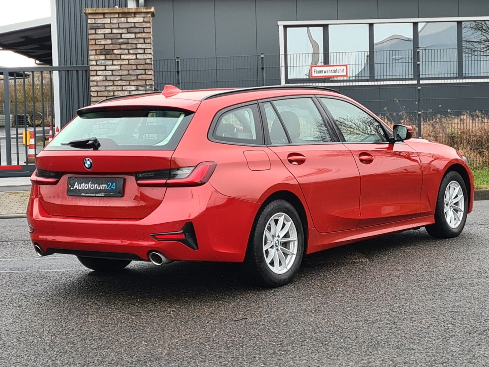 BMW 3 Touring 320 i Sport Line - Samsaru's Car Outlet