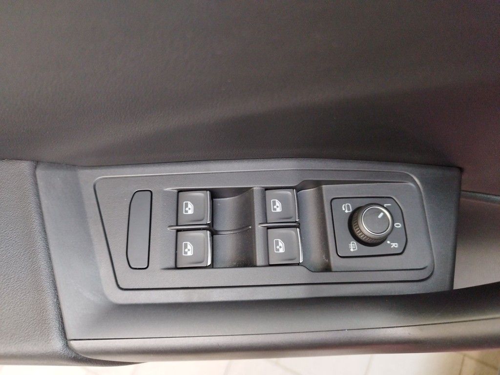 Volkswagen T-Roc 1.5 TSI R-Line - Samsaru's Car Outlet