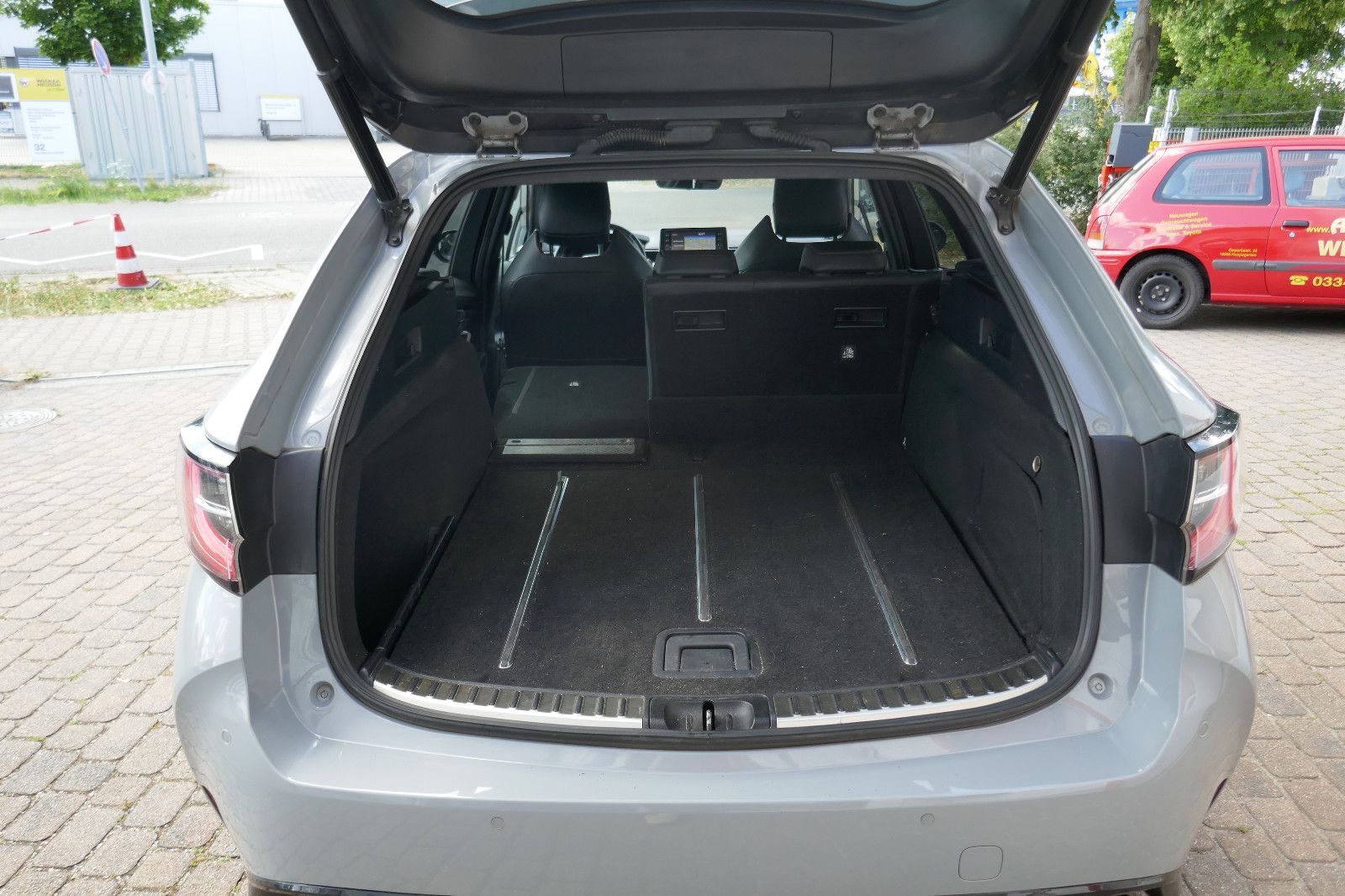 Toyota Corolla 2.0 Hybrid Lounge - Samsaru's Car Outlet