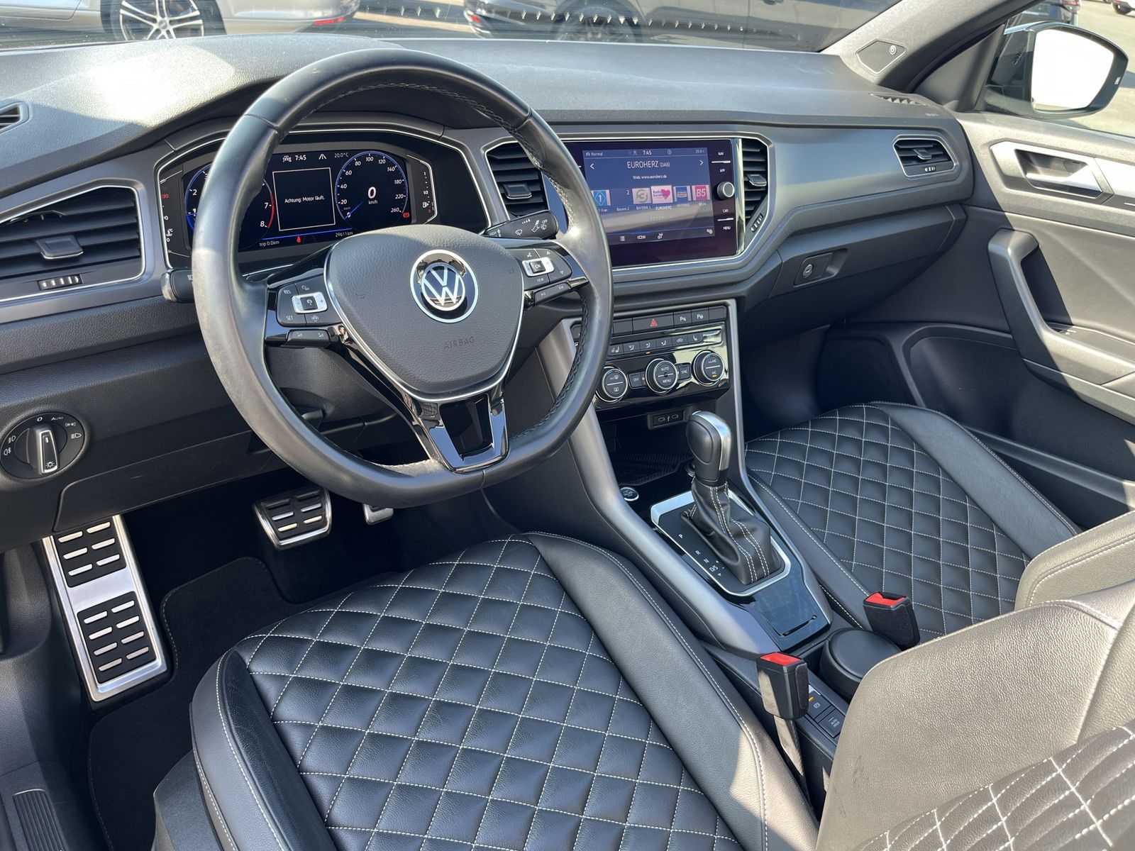 Volkswagen T-Roc 1.5 TSI R-Line - Samsaru's Car Outlet