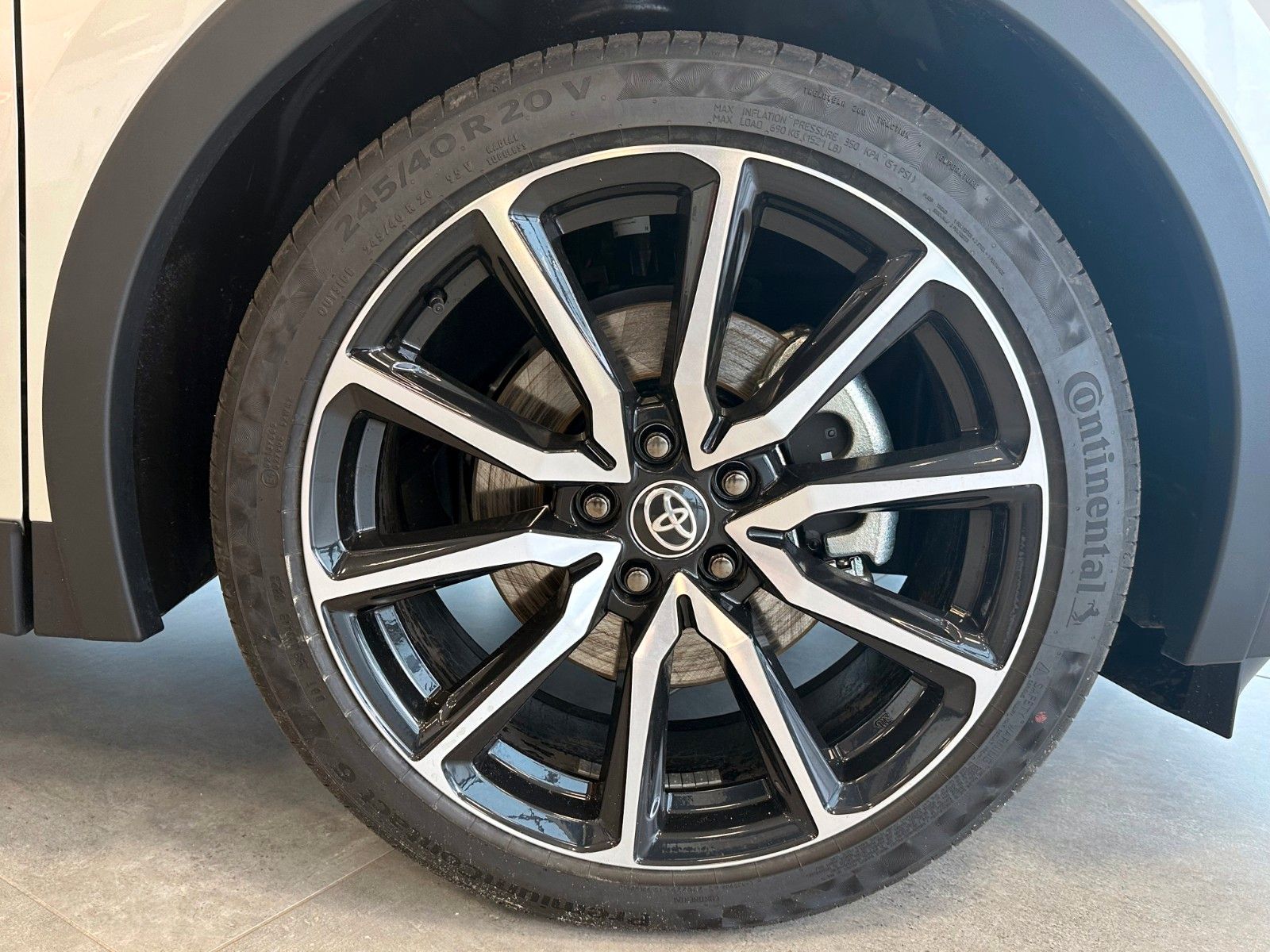 Toyota C-HR HYBRID 2.0 GR SPORT PREMIERE 4x4 SOFORT !