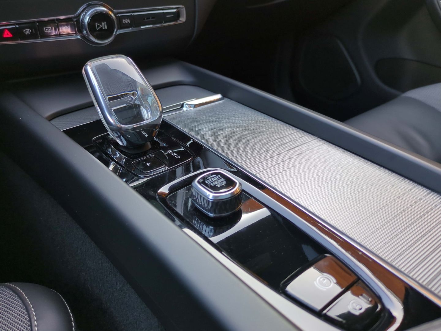 Volvo XC60 Ultimate Dark AWD HUD AHK Leder Digitales C