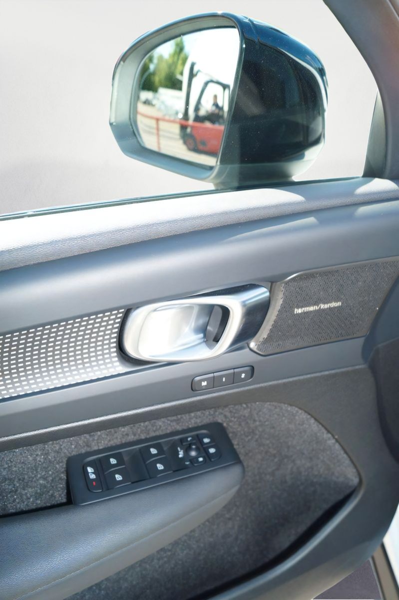 Volvo XC40 B4 Benzin 2WD Ultra Dark - Samsaru's Car Outlet