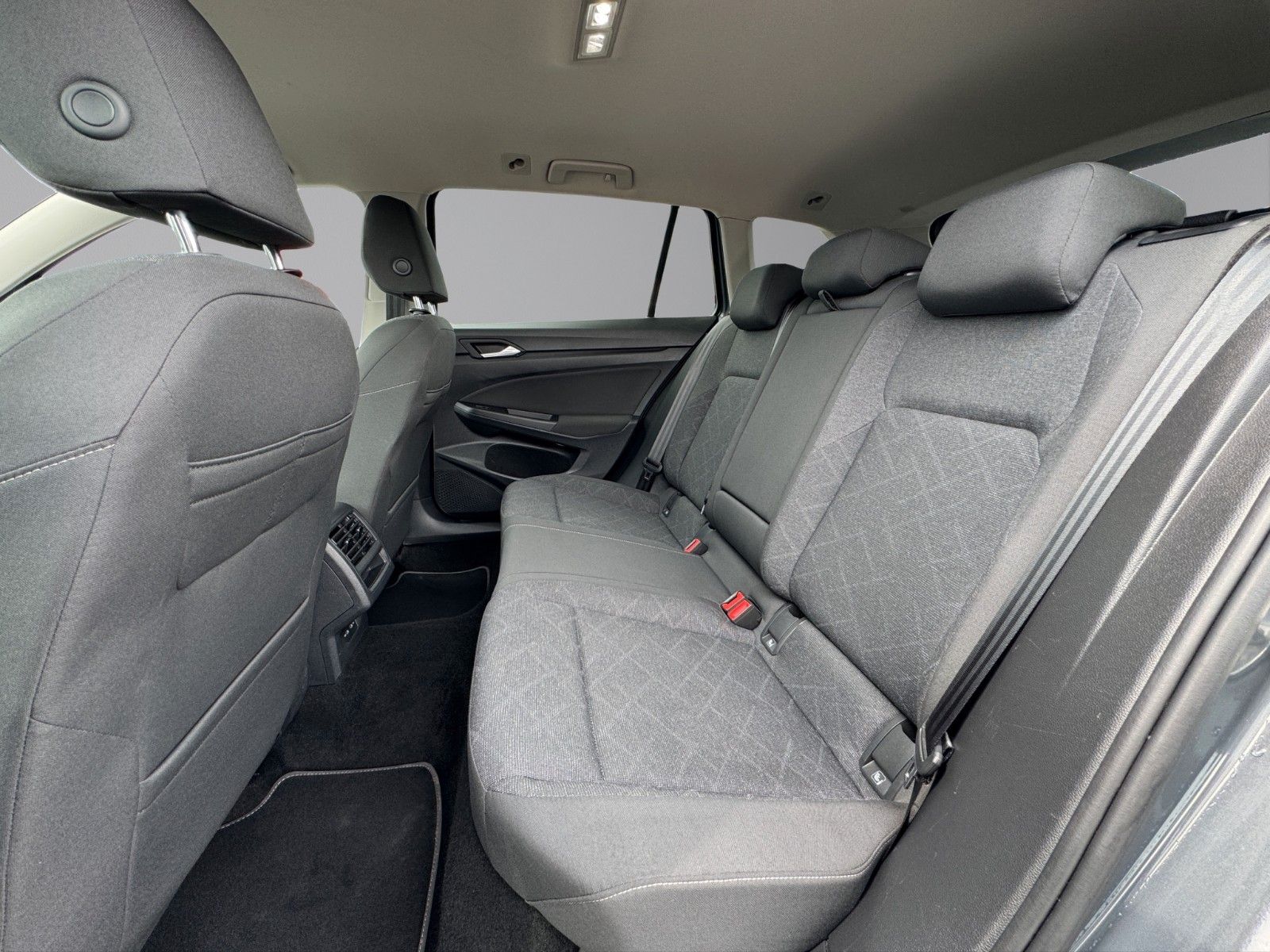 Volkswagen Golf VIII 2,0TDI DSG Var Life - Samsaru's Car Outlet
