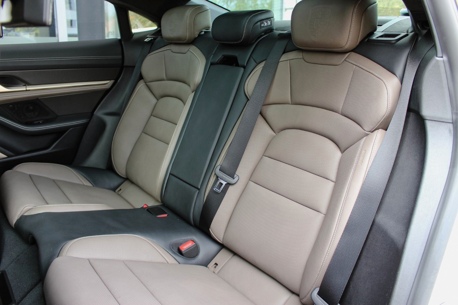Porsche Taycan Turbo S / ENTERTAINMENT / BEIFAHRER DISP.