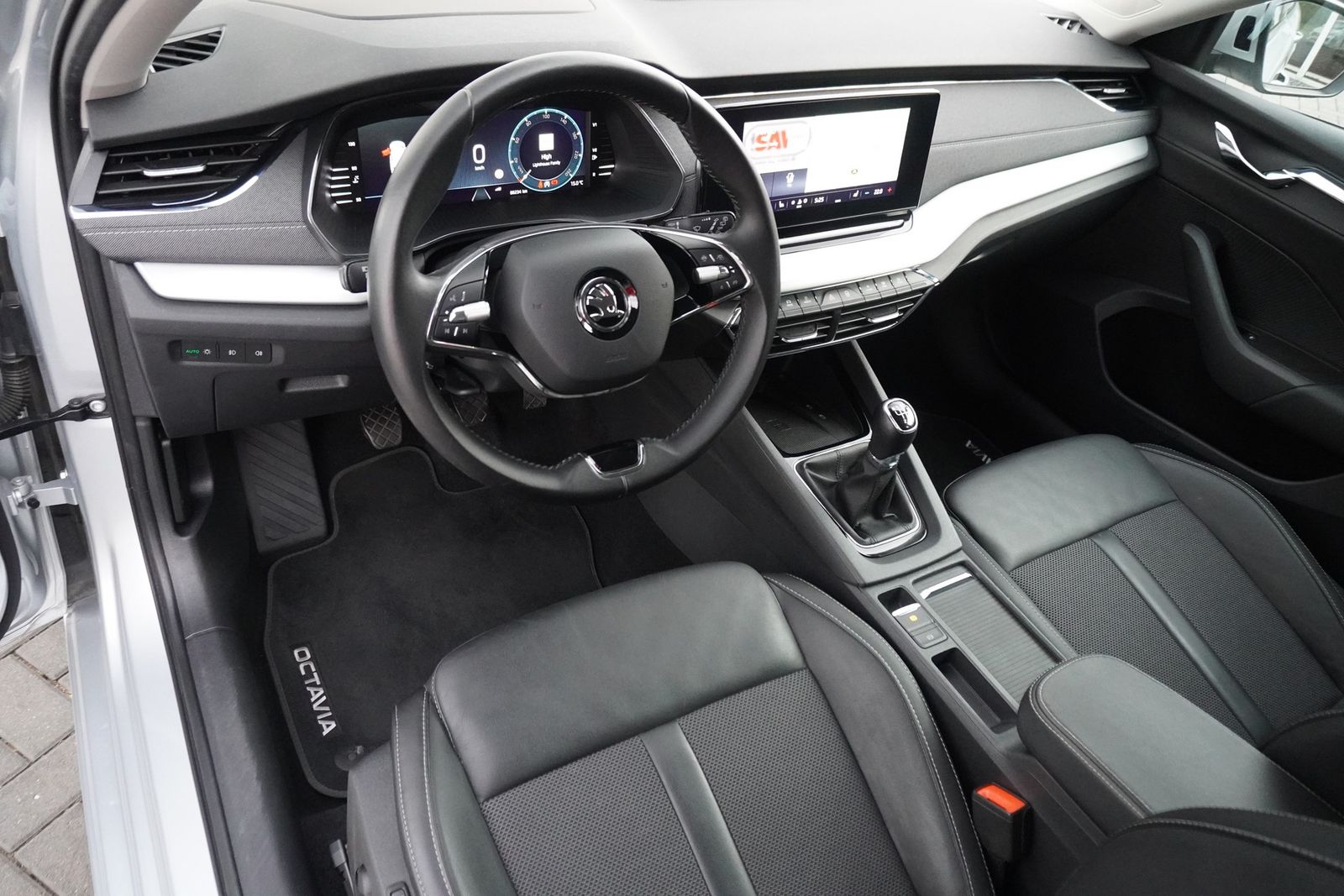 Skoda Octavia Combi 2.0 TDI Style - Samsaru's Car Outlet