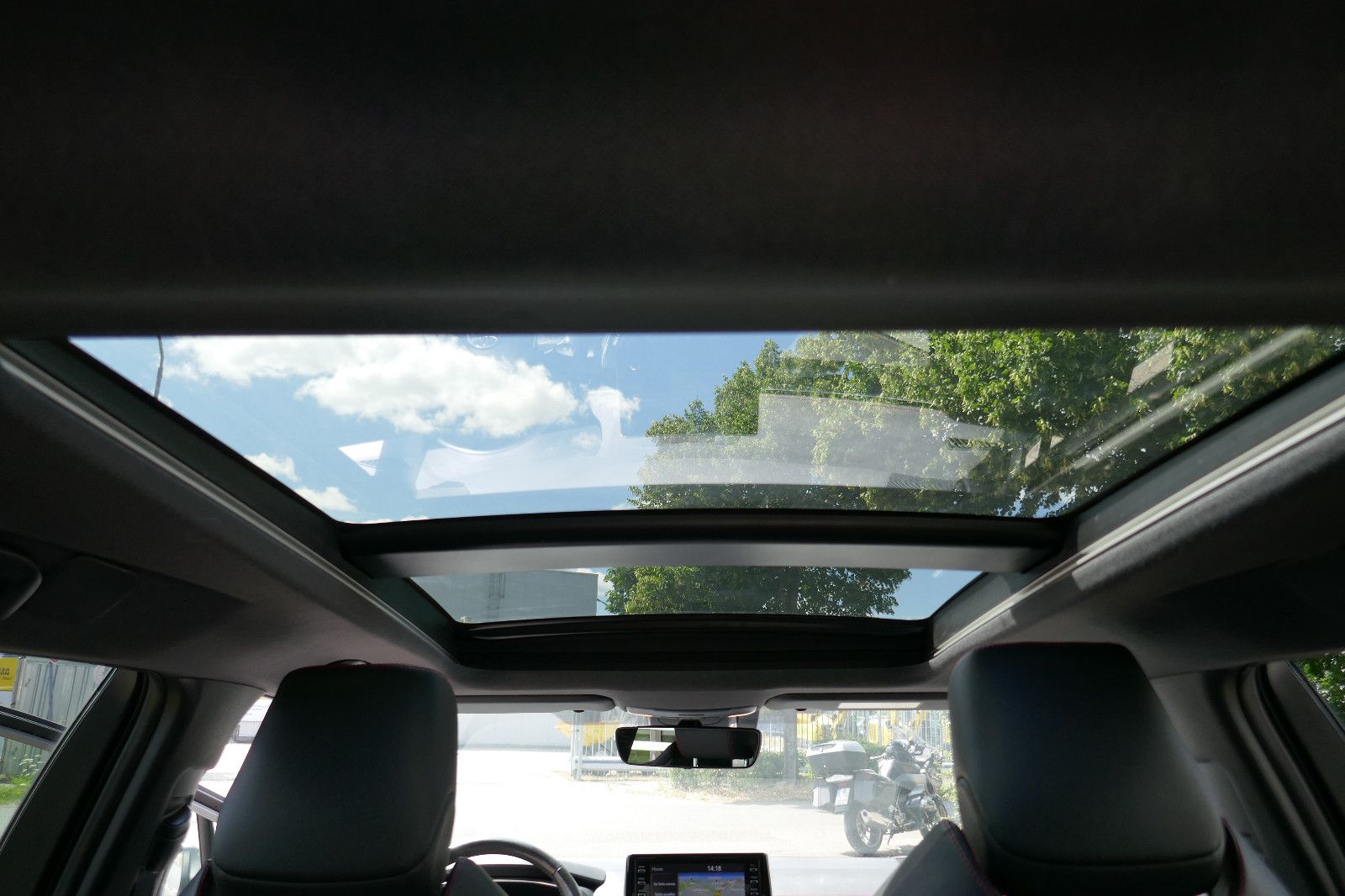 Toyota Corolla 2.0 Hybrid Lounge - Samsaru's Car Outlet