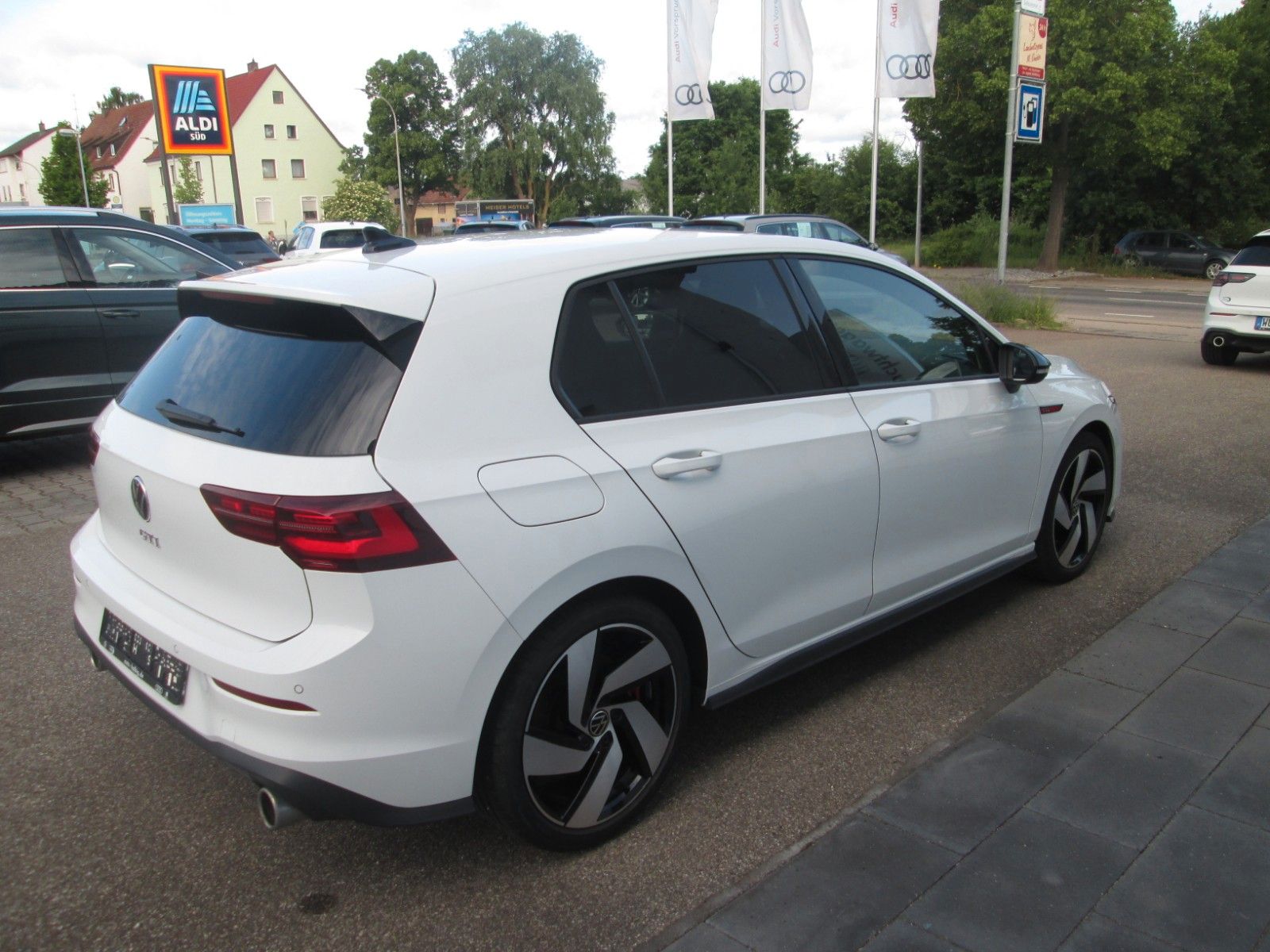 Volkswagen Golf VIII GTI 2.0 TSI - Samsaru's Car Outlet