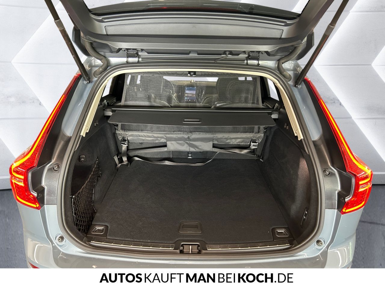 Volvo XC60 B4D Ultimate Dark AWD - Samsaru's Car Outlet